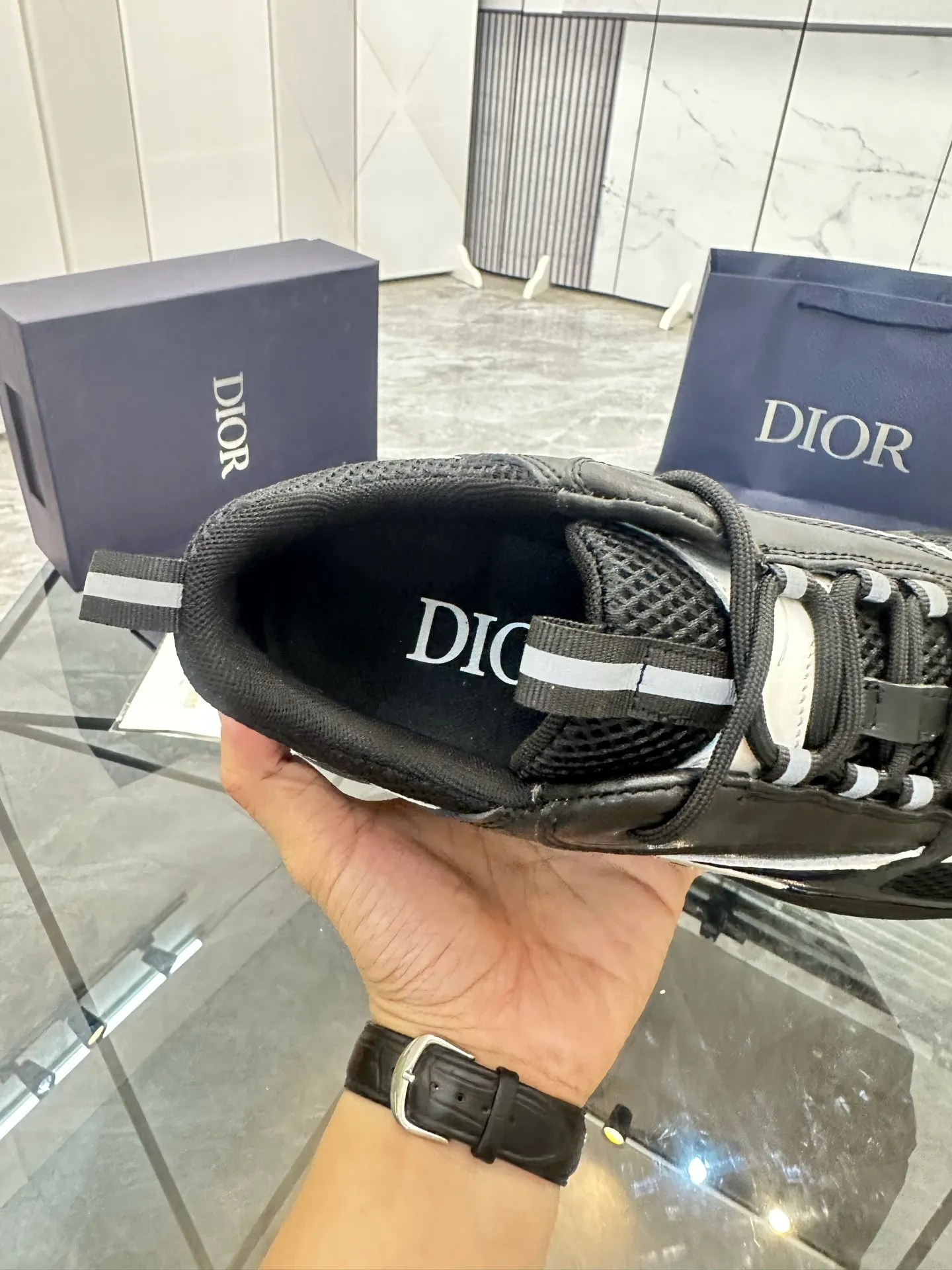 Men's shoes: 💰P460¥ Ready in Guangzhou, fully packaged Product trademark: Dior* "Dior*" low-top casual shoes Regular size: 38-46 (can be customized to 47) B22 Product materials: imported cowhide leather upper spliced ​​with original fabric, breathable lining, original outsole. Number: 920